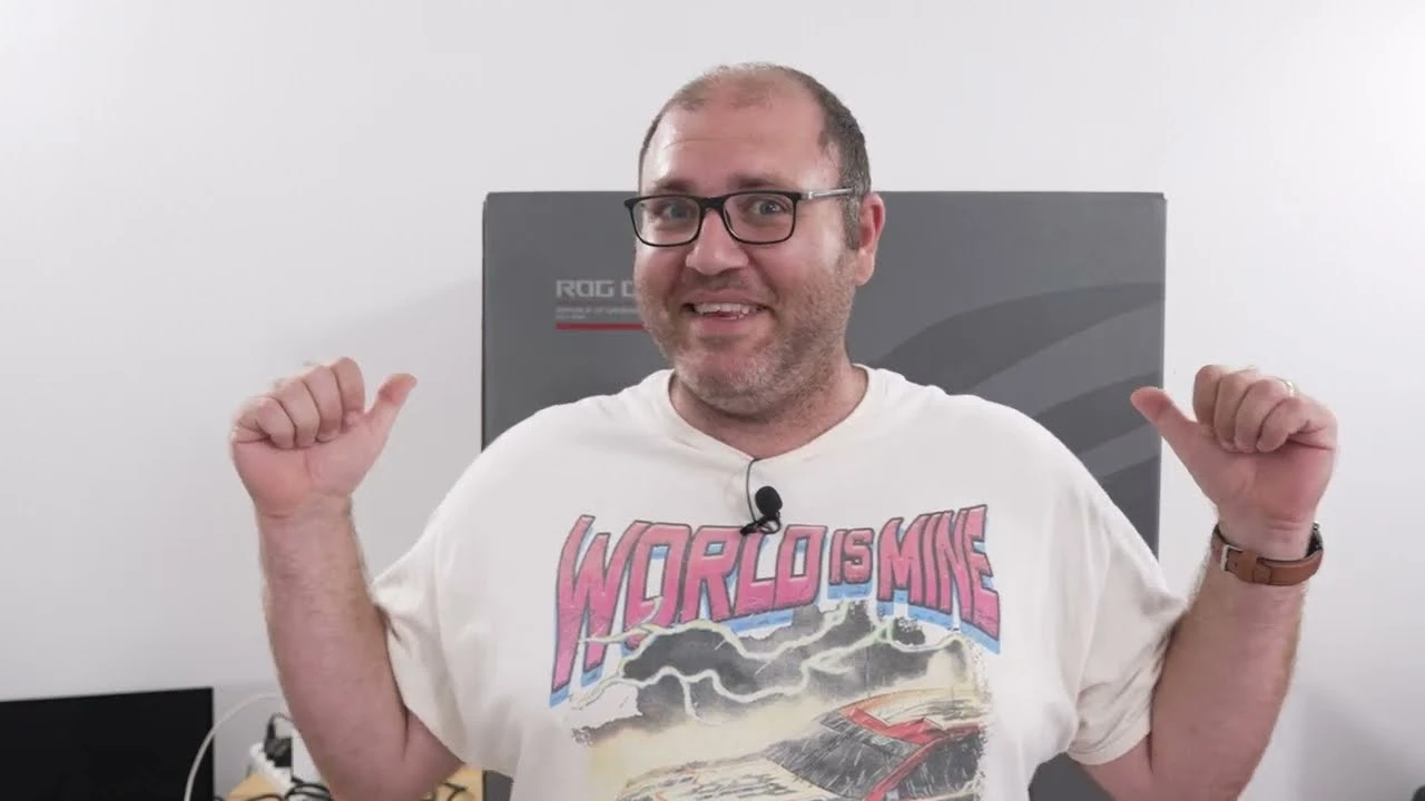 מישל ליד ה-ROG G1000 בסטודיו של HardwareX