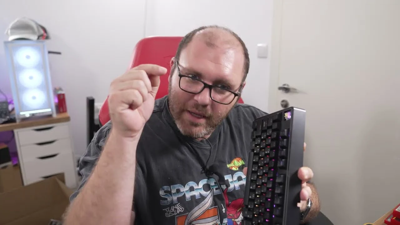 מישל מחזיק מקלדת של Keychron