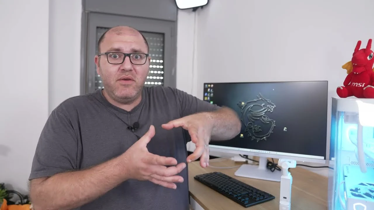 מסך ה-MSI PRO MAX הלבן על השולחן