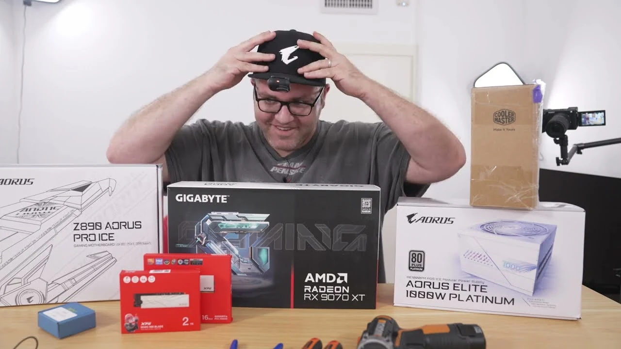 החלקים של המחשב על השולחן: לוח Z890 Aorus Pro Ice, ‏RX 9070 XT וספק Aorus