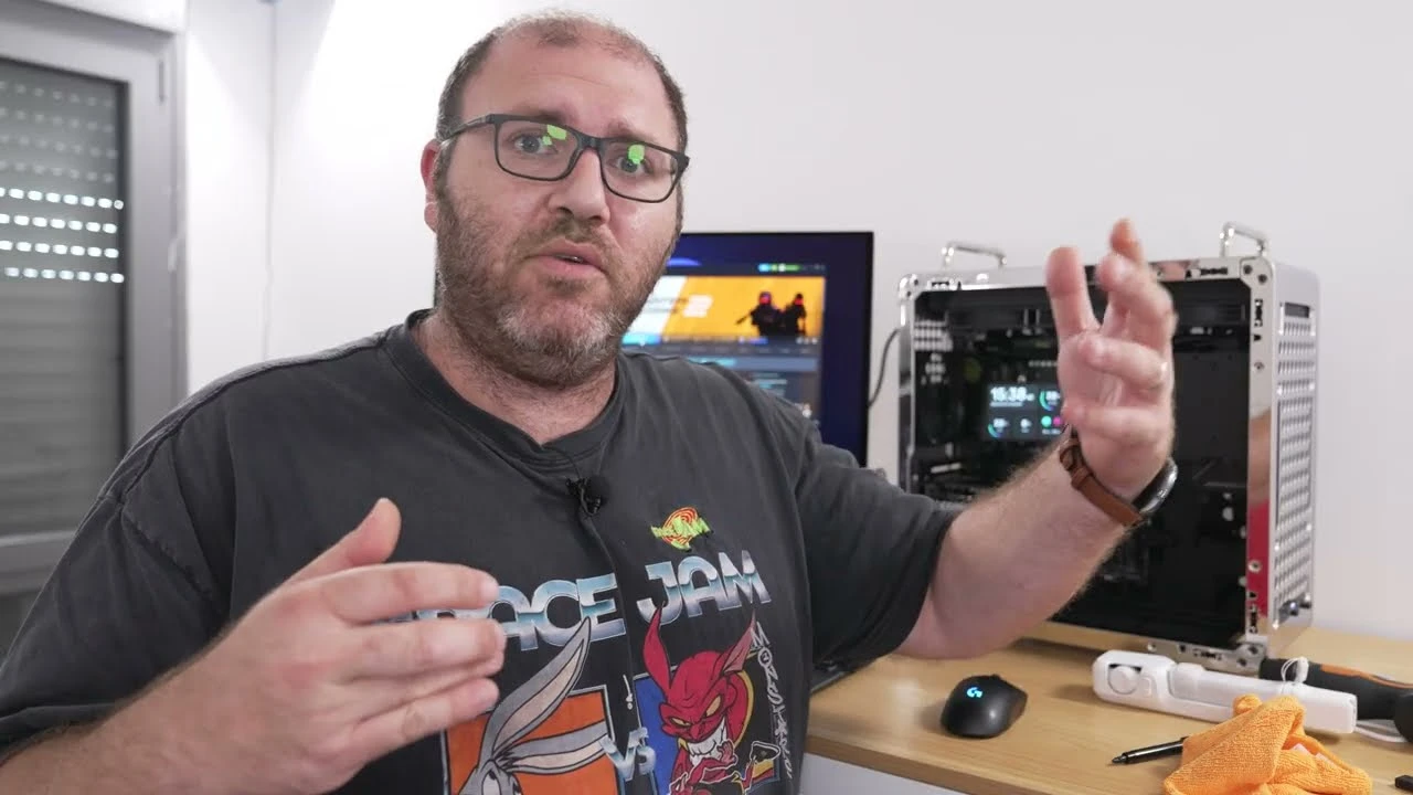 מישל מסביר ליד המחשב שנבנה סביב RTX 5070