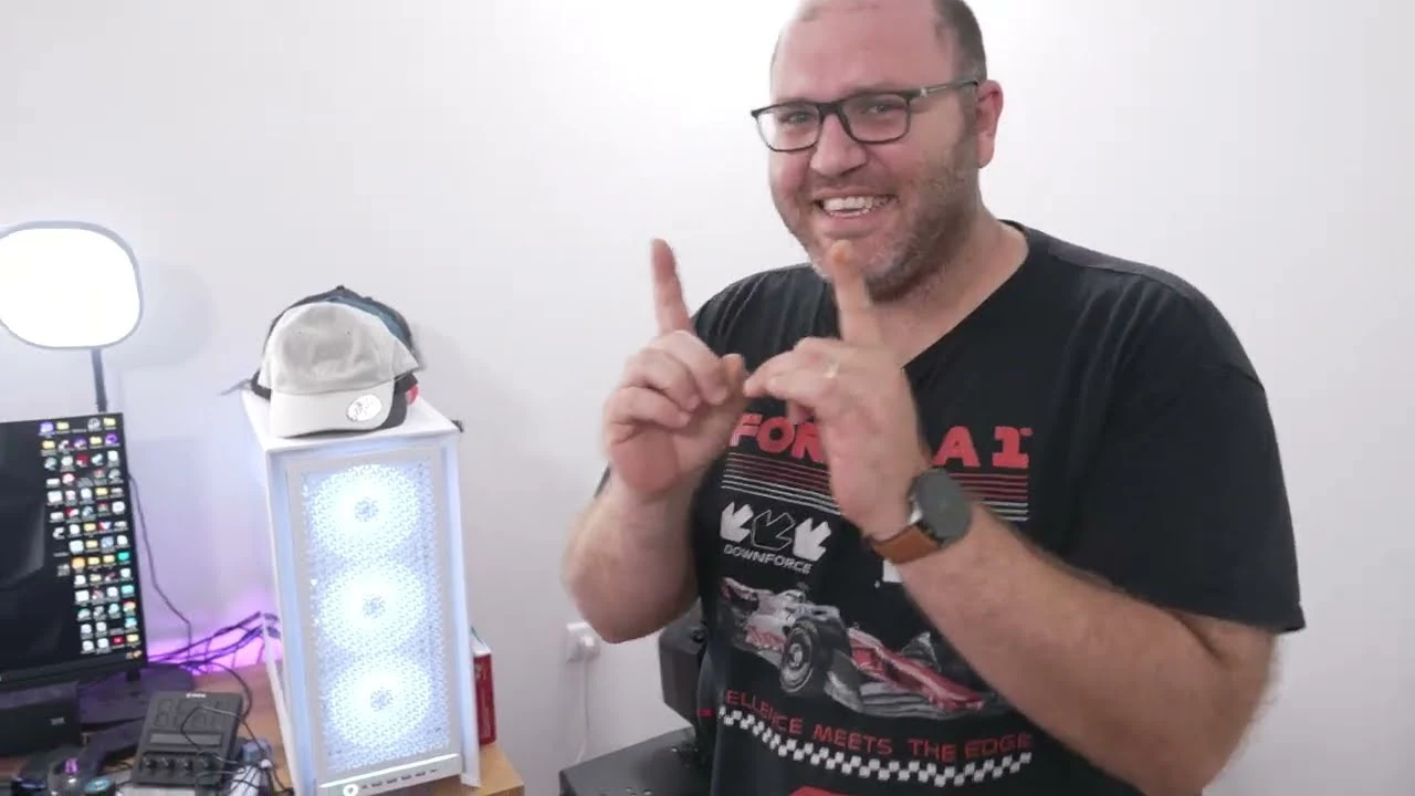מישל ליד עמדת הסימולטור