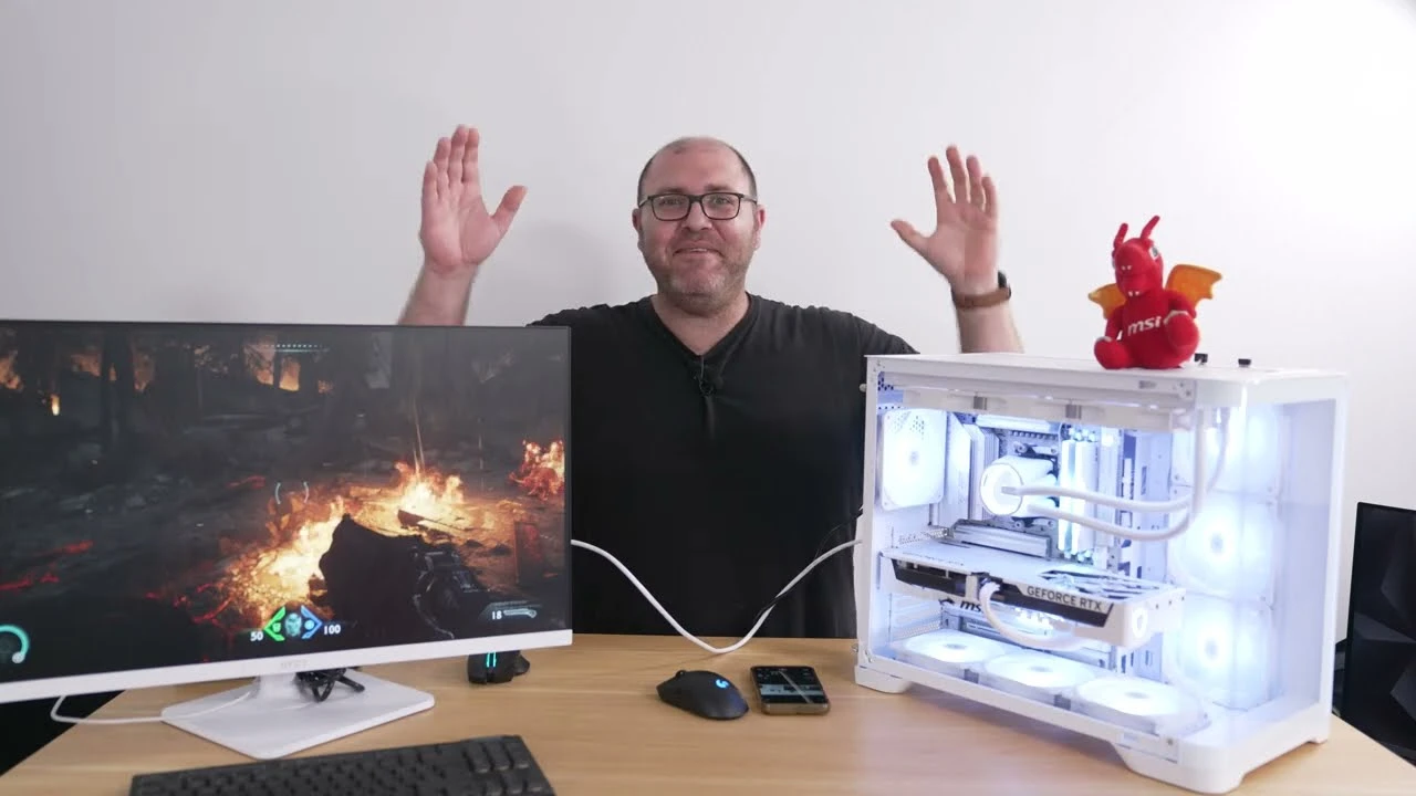 העמדה הלבנה המלאה: מחשב לבן, מסך MSI ומקלדת